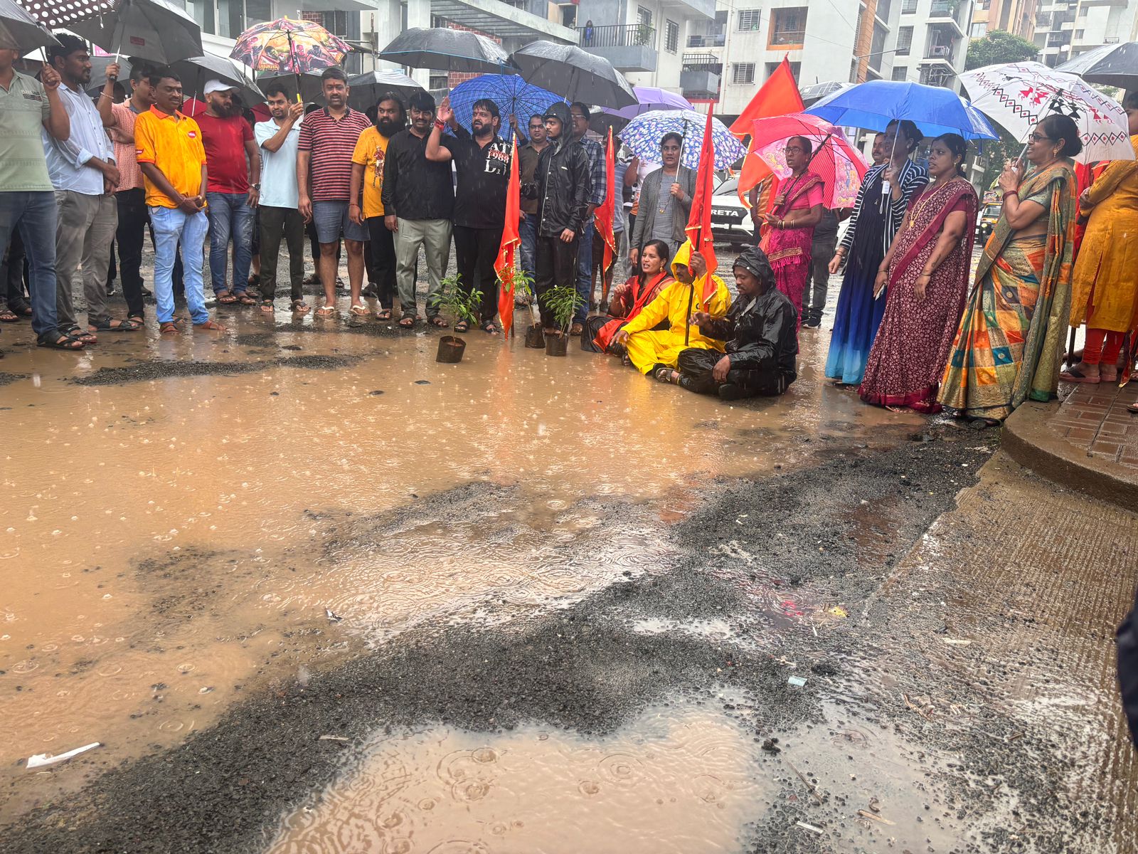 मोशी शिवरोड रोज गॅलेक्सी सोसायटी या ठिकाणच्या रस्त्याची मोठी दुरवस्था झाली आहे